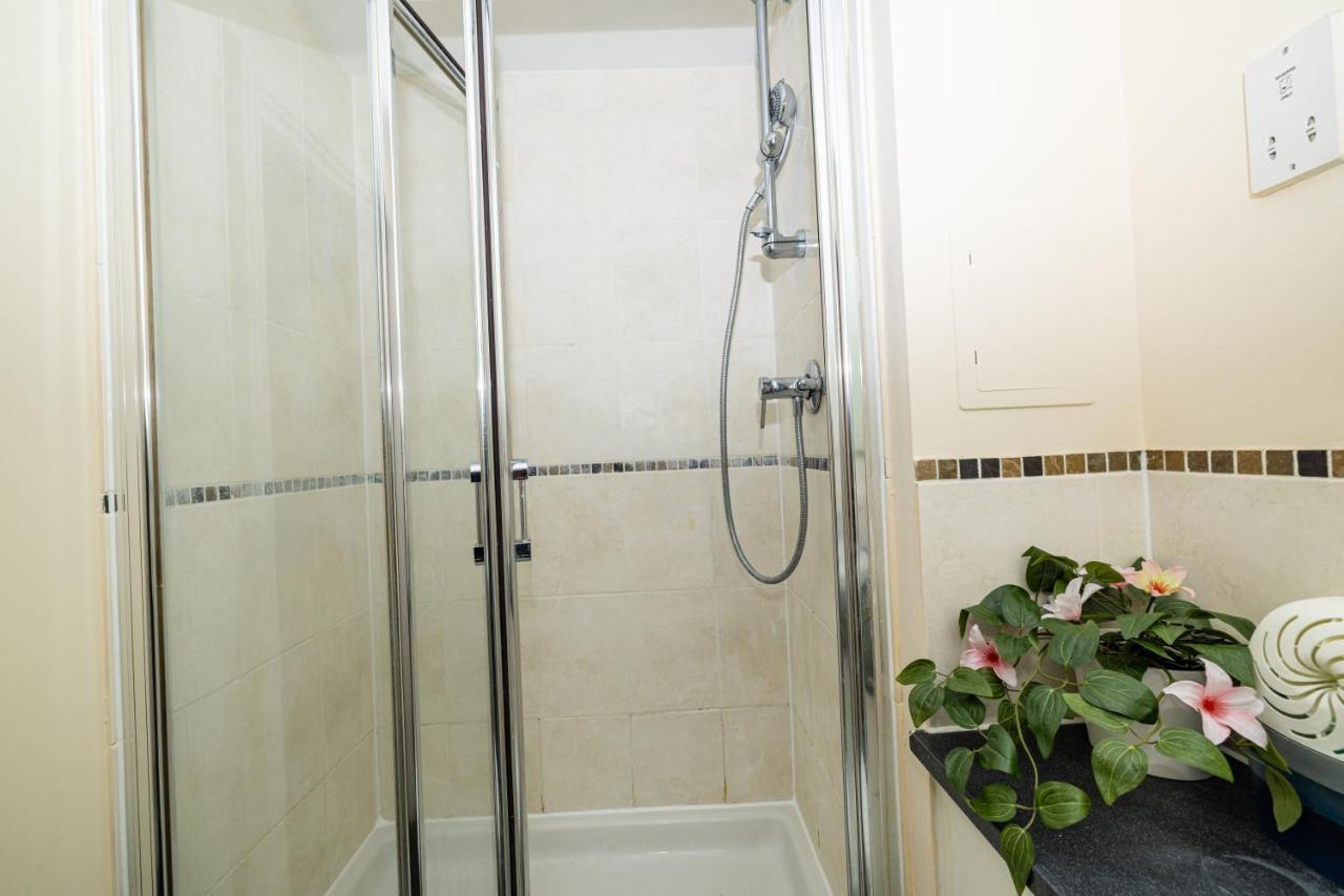 Two Bed Apartment Near Canary Wharf London Exterior foto